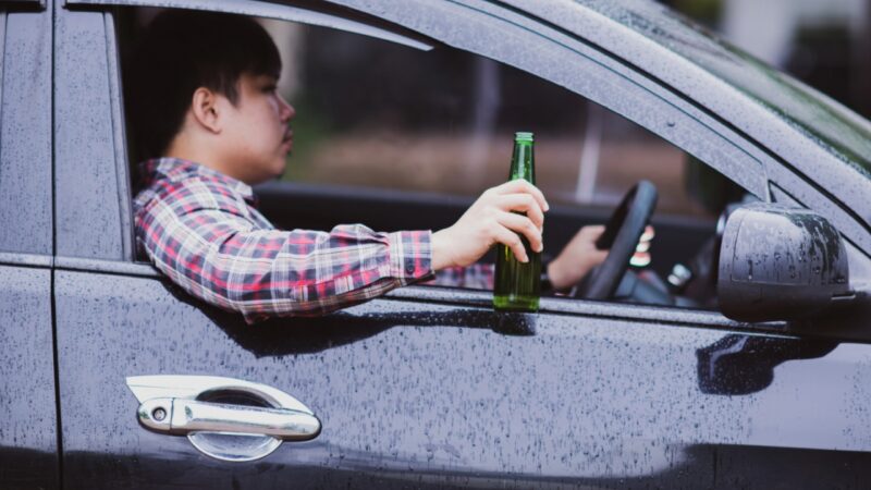 Alkohol za kierownicą: powtórny przypadek jazdy po pijanemu mimo dożywotniego zakazu