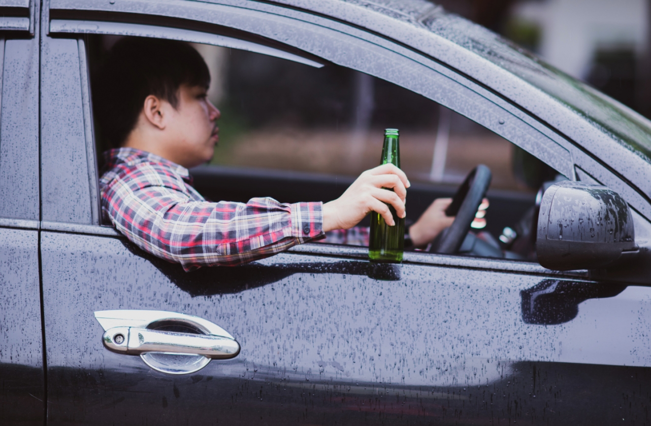 Alkohol za kierownicą: powtórny przypadek jazdy po pijanemu mimo dożywotniego zakazu