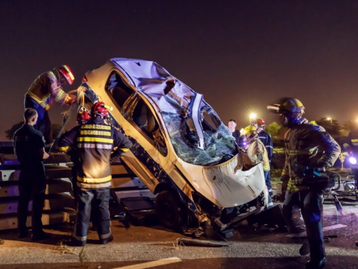 Tragedia na drodze krajowej nr 51 – ofiara śmiertelna i kilka osób rannych po kolizji trzech pojazdów