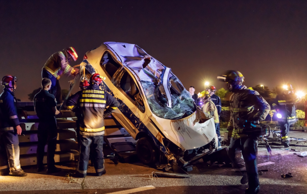 Tragedia na drodze krajowej nr 51 – ofiara śmiertelna i kilka osób rannych po kolizji trzech pojazdów