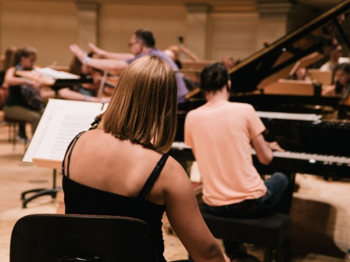 Profesor Marcin Szelest gra koncert organowy w Lidzbarku Warmińskim