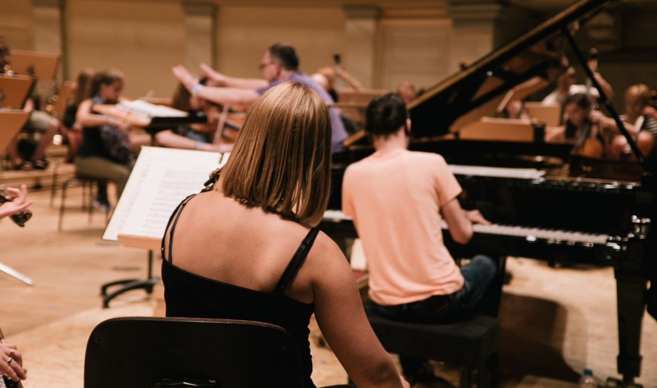 Profesor Marcin Szelest gra koncert organowy w Lidzbarku Warmińskim