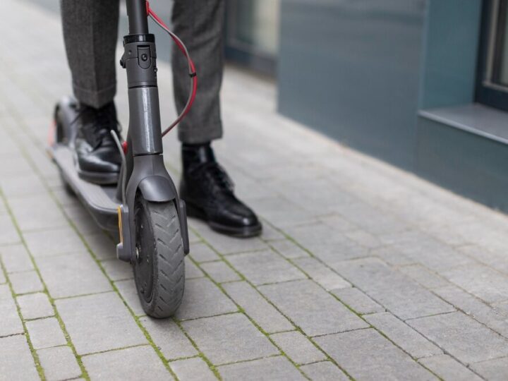 Bezpieczna mikromobilność: Policja kontroluje użytkowników hulajnóg i rowerów w Lidzbarku