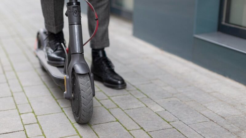 Bezpieczna mikromobilność: Policja kontroluje użytkowników hulajnóg i rowerów w Lidzbarku